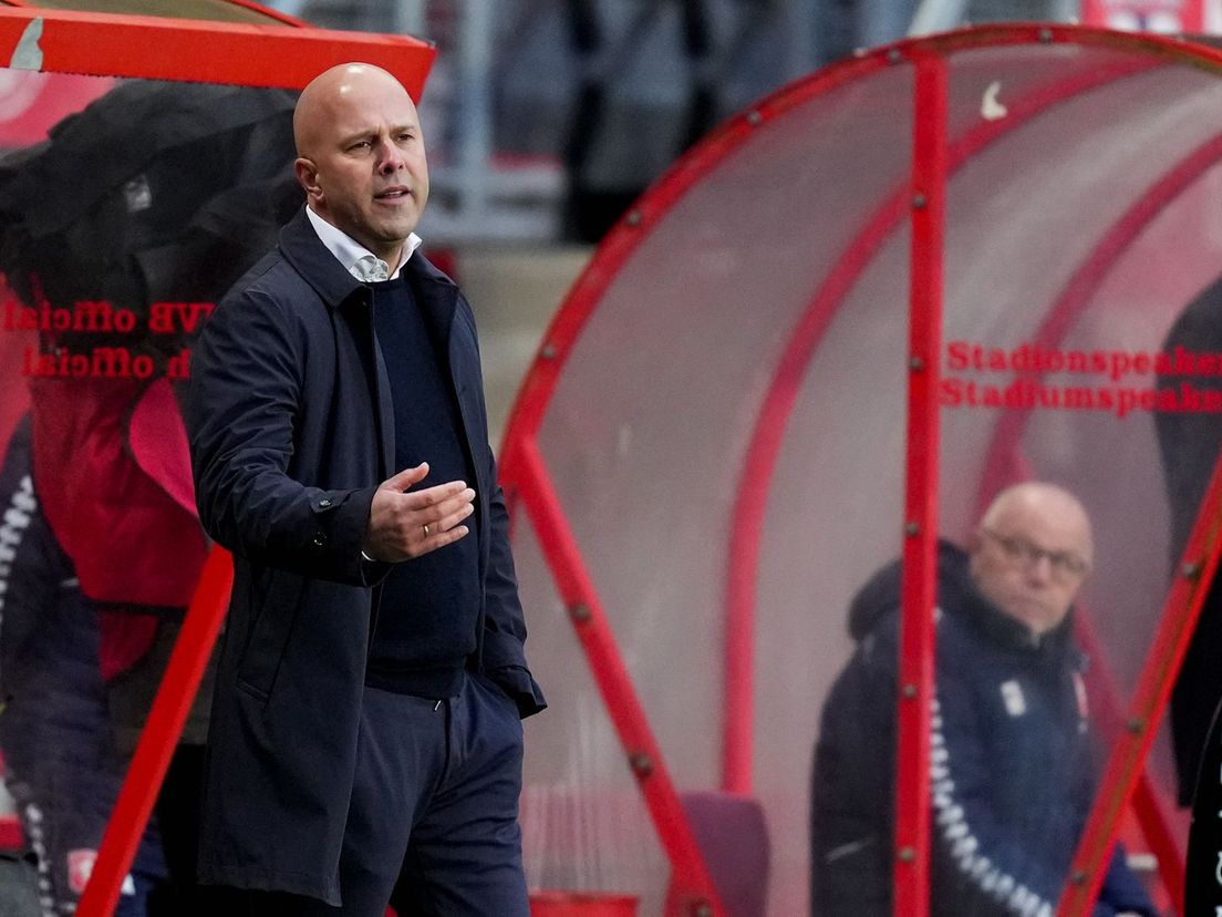 Arne Slot coachend langs de lijn tijdens FC Twente-Feyenoord