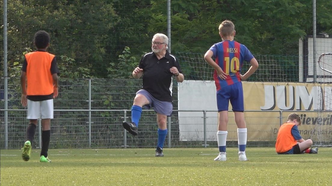 Bijna 80-jarige voetbaltrainer HVV Hengelo denkt nog lang niet aan stoppen