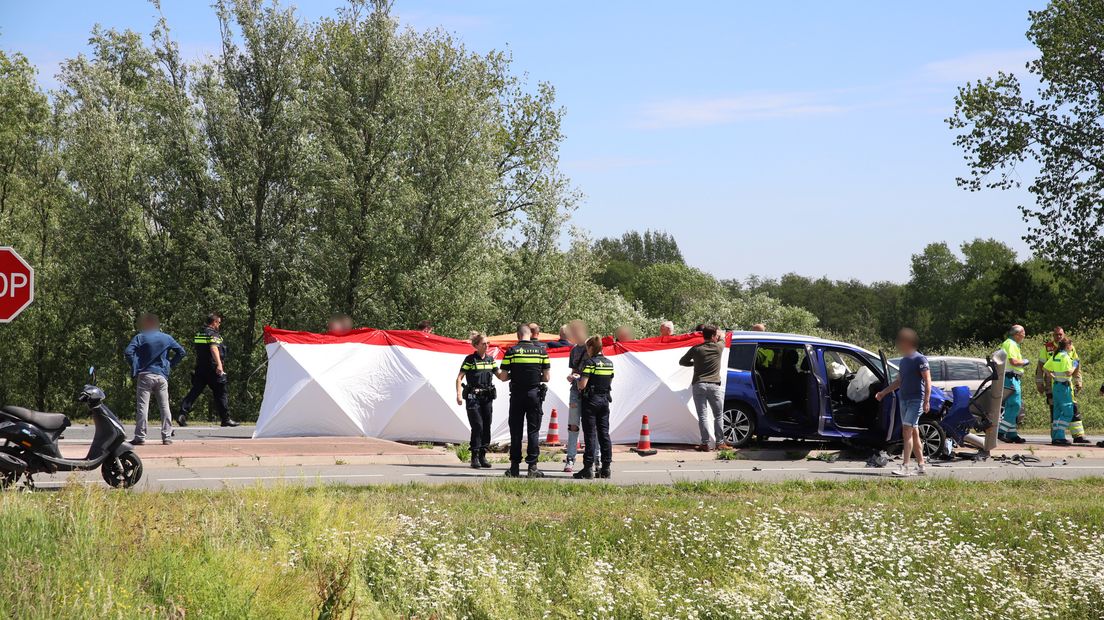 Een motorrijder is overleden na een botsing in Asperen.