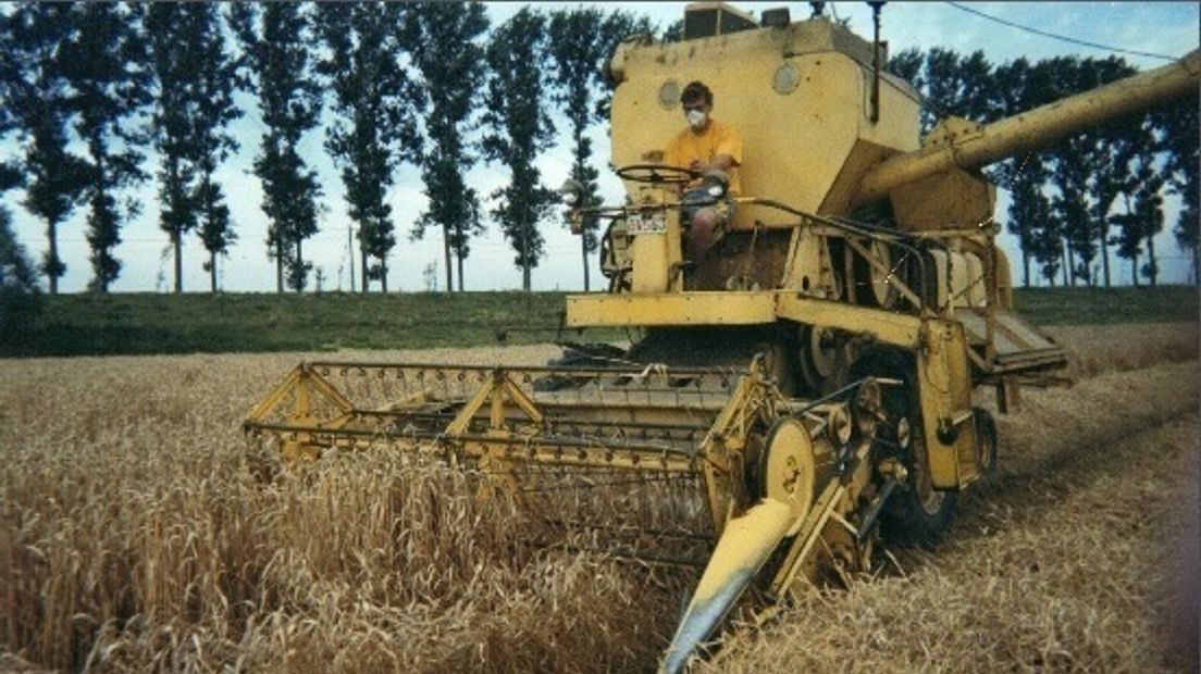 Boer Heyndrickx als tiener op de maaidorser in de Hedwigepolder
