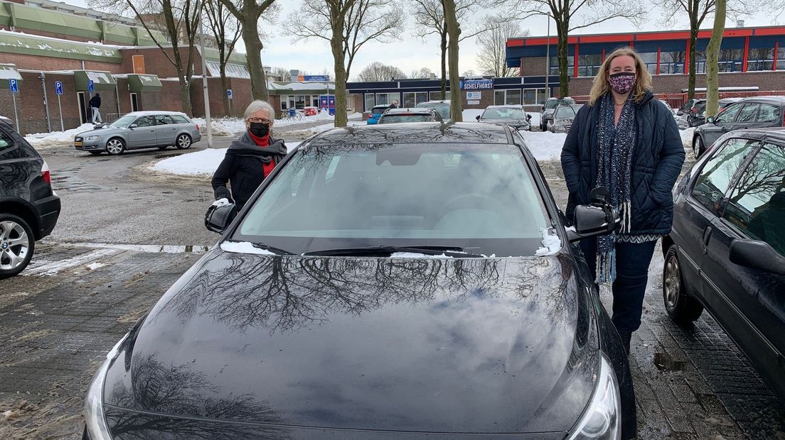 Rij-instructeur Xandra Wiggemans brengt Hannie Morselt (84) met de lesauto naar de vaccinatielocatie in Almelo