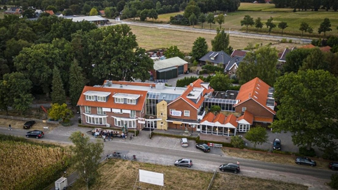 De komst van asielzoekers naar hotel 't Elshuys in Albergen loopt maandenlange vertraging op.