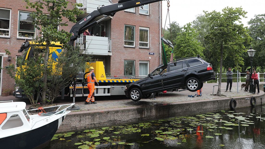 De auto is uit het water getakeld