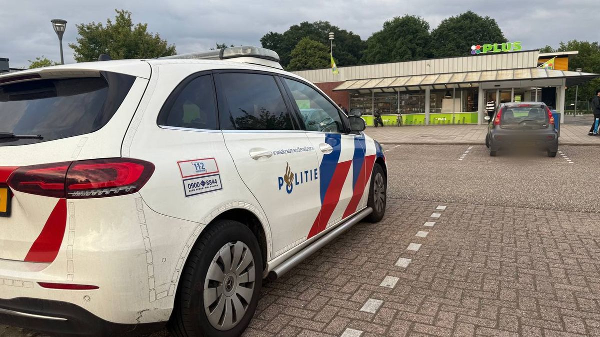 Overval bij supermarkt in Almelo, zoekactie in de wijk