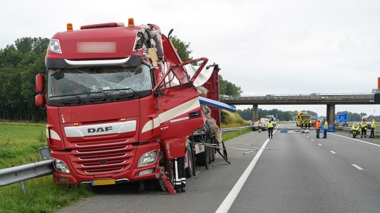 A28 bij De Punt nog hele middag dicht in zuidelijke richting na ongeluk met vrachtwagen. A28 bij De Punt nog hele middag dicht in zuidelijke richting na ongeluk met vrachtwagen.