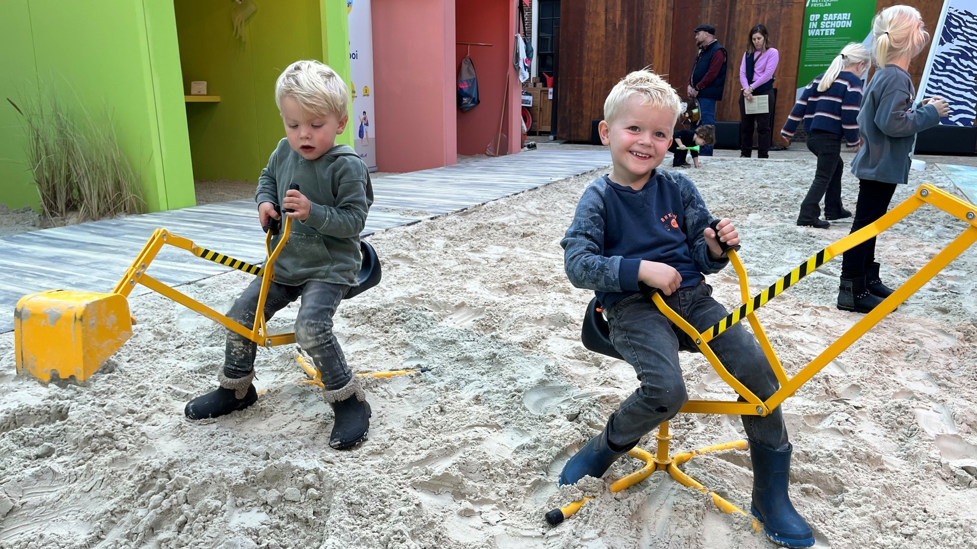 Bern boartsje mei ôffal yn it Fries Natuurmuseum yn De Grote Zooizee