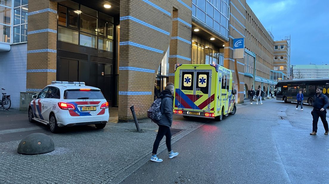 Politie en ambulance zijn aanwezig op de Stationsweg