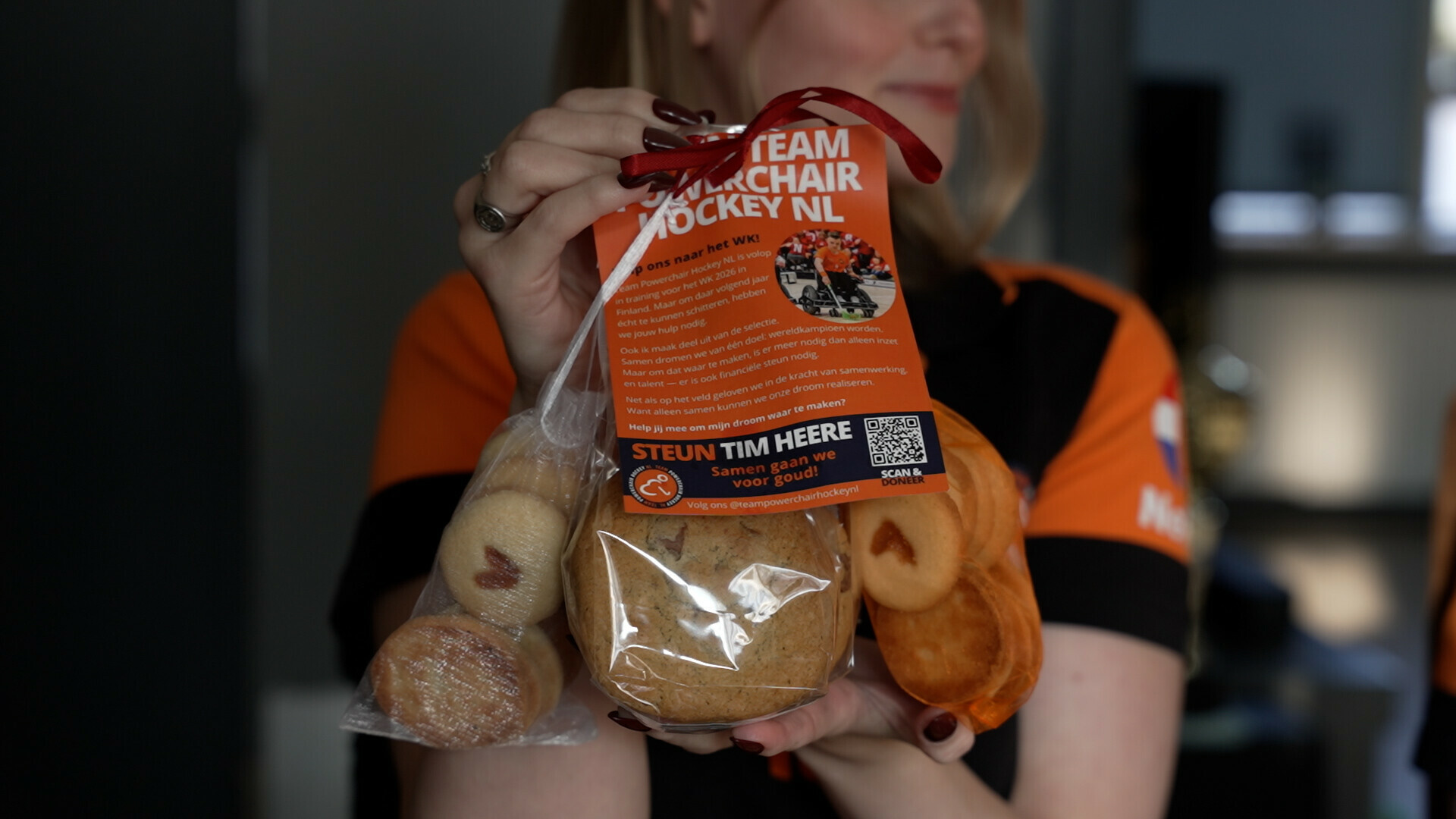 Broer en zus Tim en Sanne bakken koekjes voor ticket naar WK powerchair hockey Finland