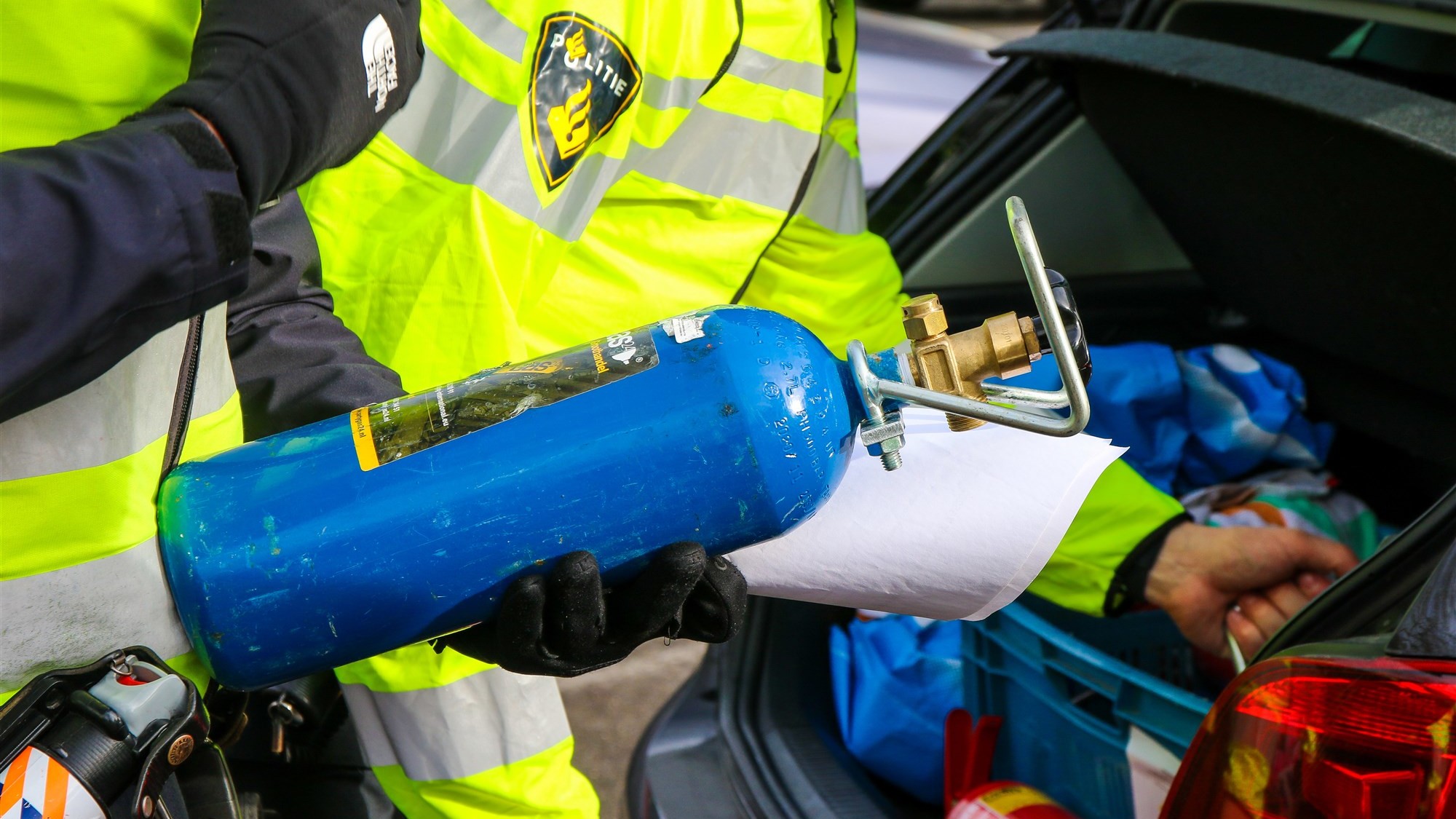 Politie Gebruikt Pepperspray Bij Arrestatie Twee Mannen In Auto Vol ...