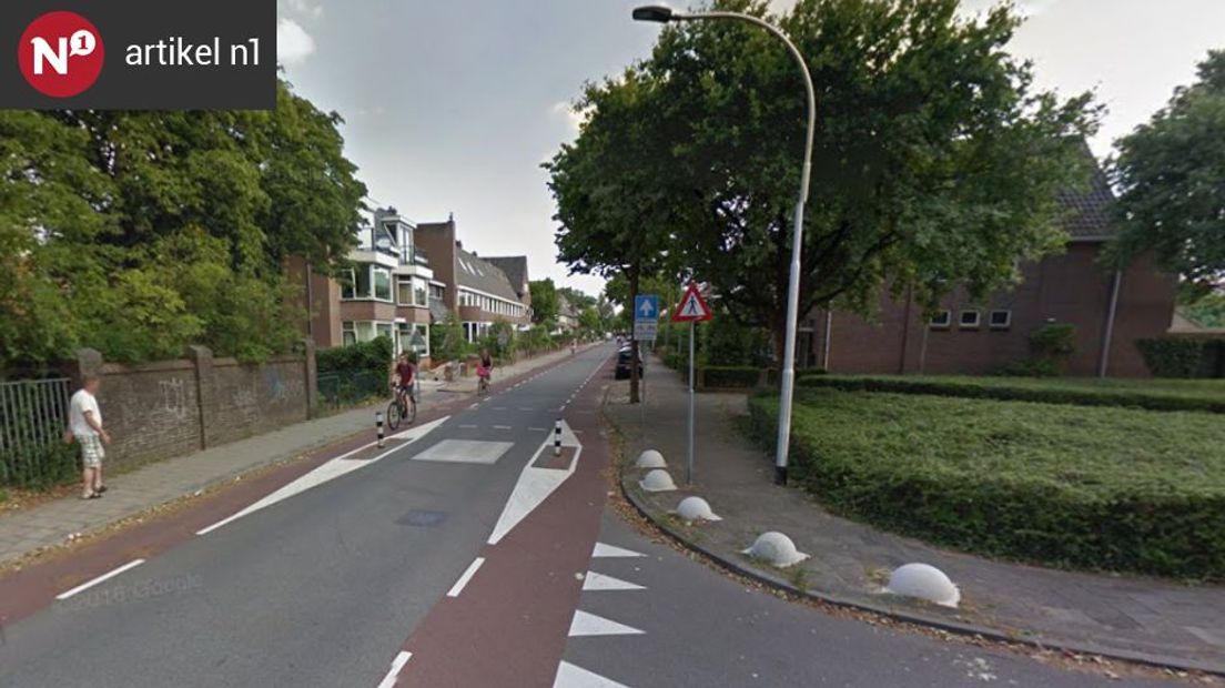 De politie heeft twee Nijmegenaren aangehouden aan de Dobbelmannweg in de Nijmeegse wijk Hazenkamp. De mannen, van 35 en 60 jaar oud, worden verdacht van diefstal.
