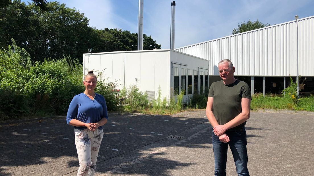 Omwonenden Anita Meis en Otto Schröder bij de omstreden biomassa-installatie in Winschoten