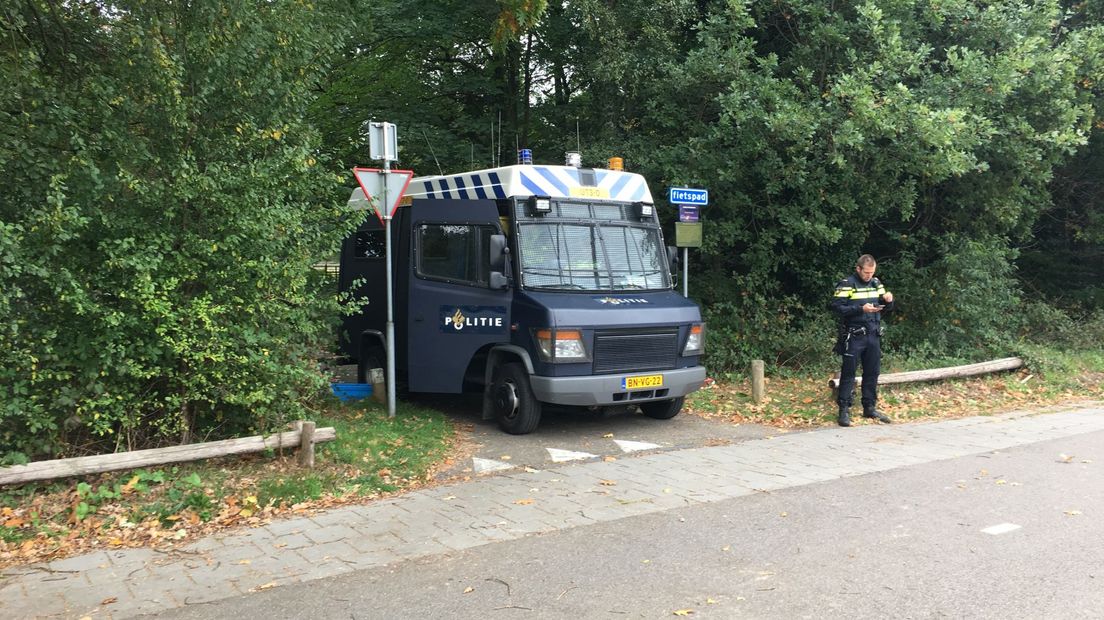 De Mobiele Eenheid doorzocht in linie het bos bij de Amersfoortse weg in Huis ter Heide.