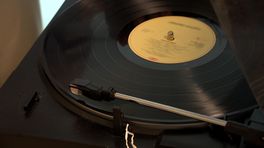 Ouderwets plaatjes draaien zorgt voor lach op het gezicht van ouderen in verpleeghuis