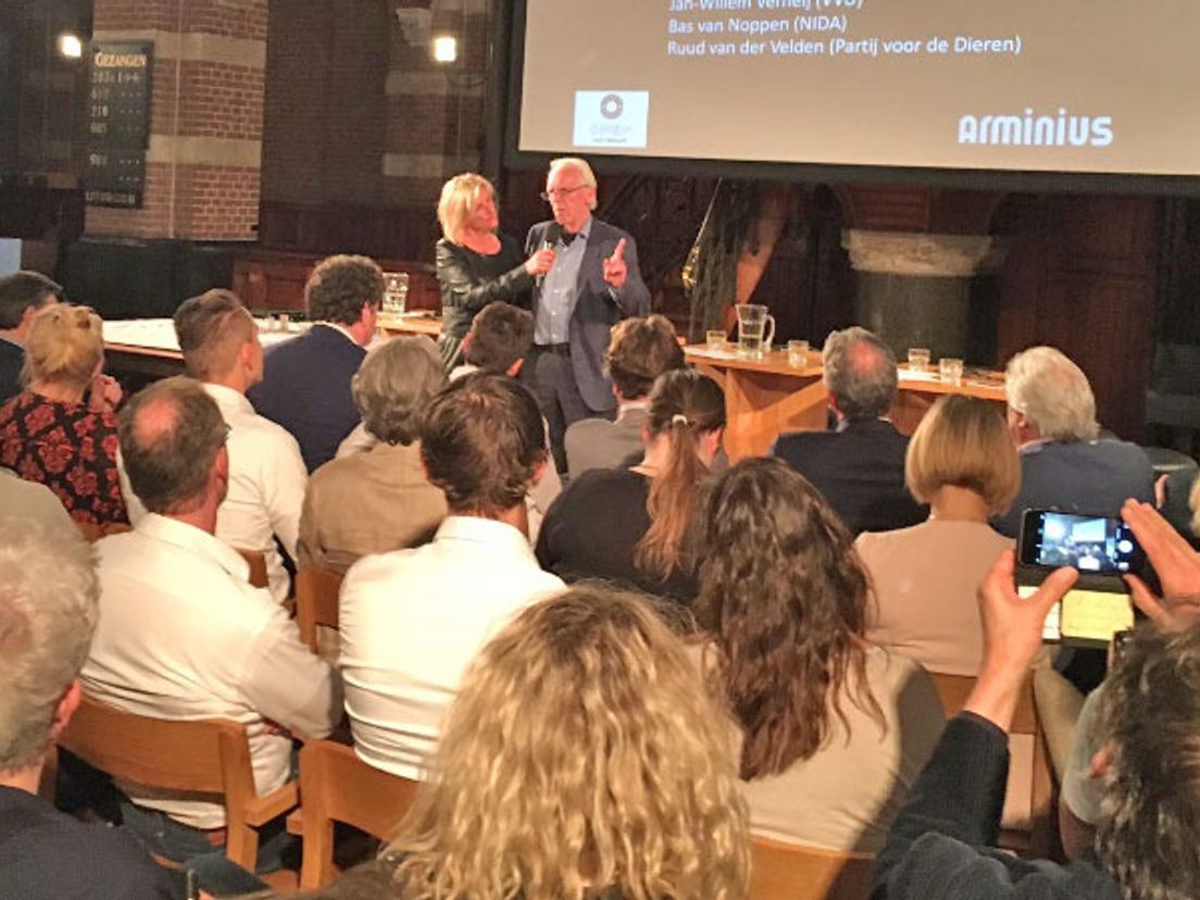 Leo Beenhakker tijdens het debat.