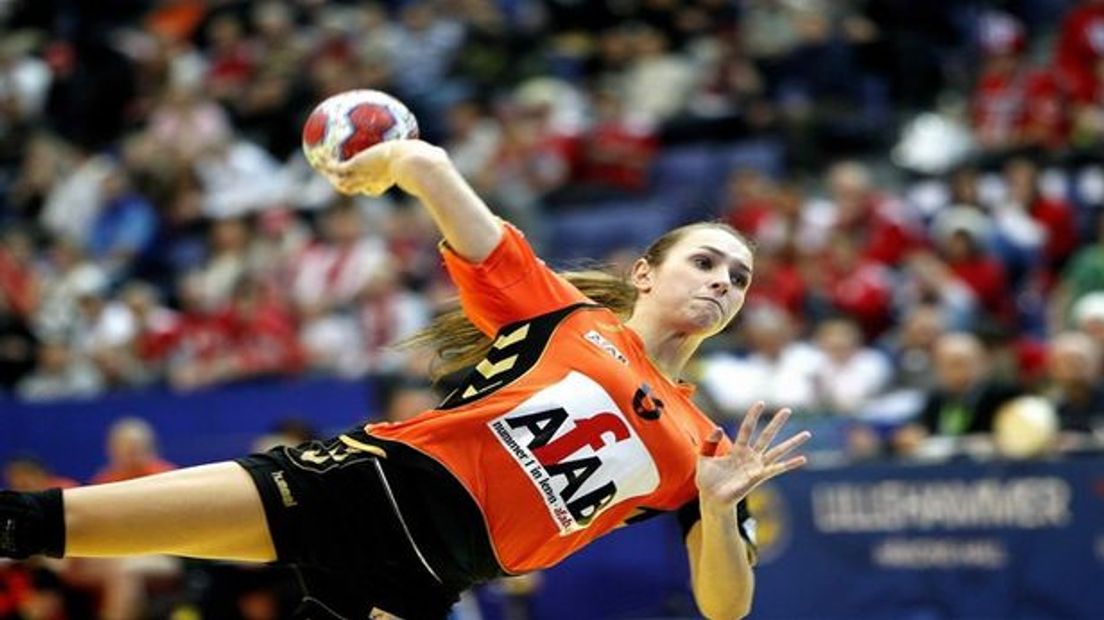 Handbalster Lois Abbingh maakt sterke comeback in Roemenië