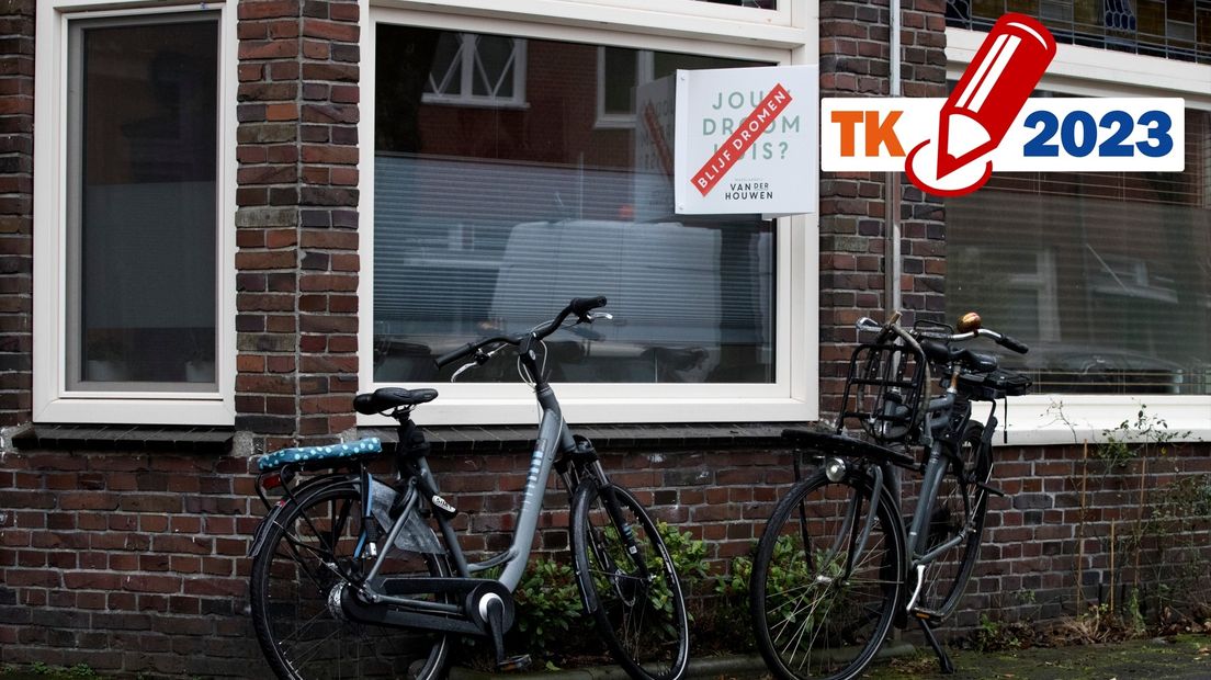 Een verkocht-bord met de opdruk 'Blijf dromen' bij een woning in stad Groningen