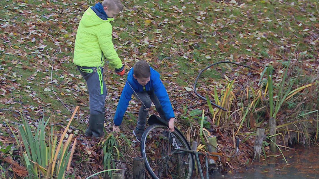 Ezra van Dongen en Sebbe Wagenaar vissen de Veste in Goes schoon
