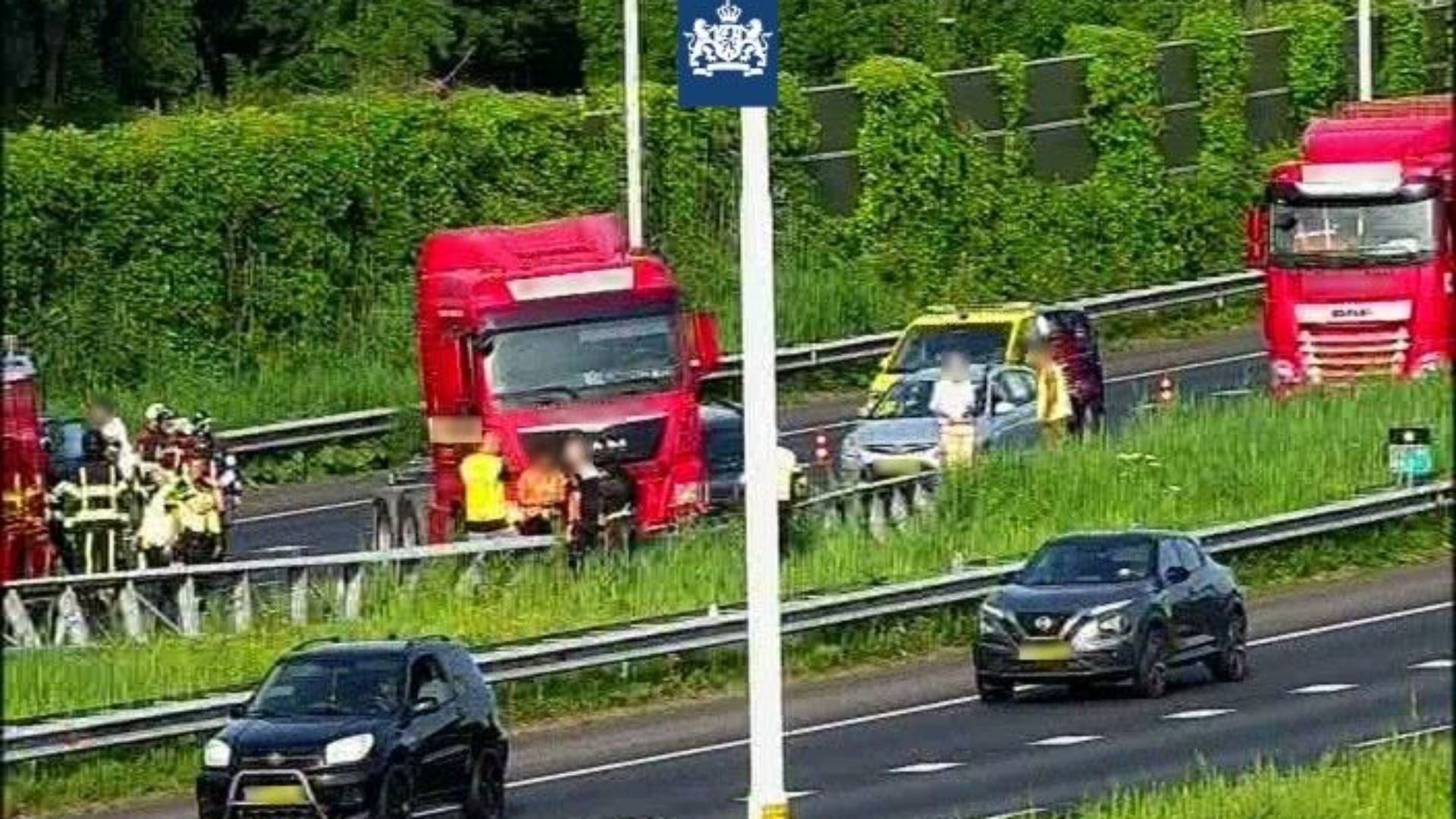 Veel hulpdiensten zijn gealarmeerd voor het ongeluk.