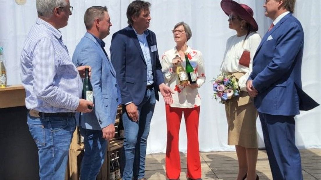 Koning en koningin luisteren naar het verhaal van De Fruitmotor - foto Nico Alsemgeest