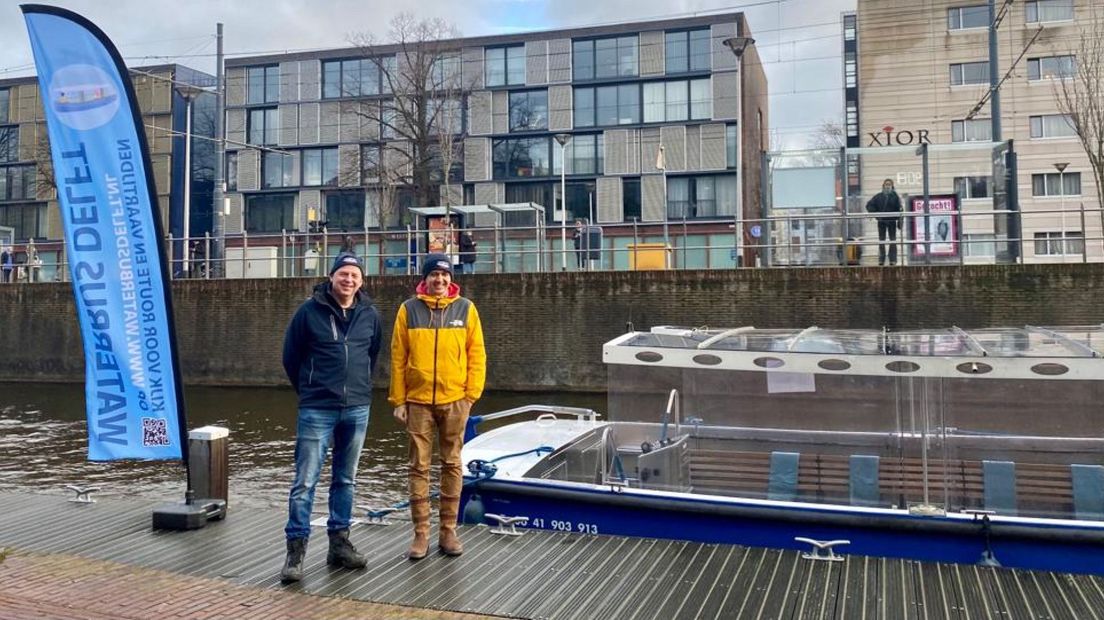 Kees Schonebaum (l) en Tomas te Velde (r) van Waterbus Delft
