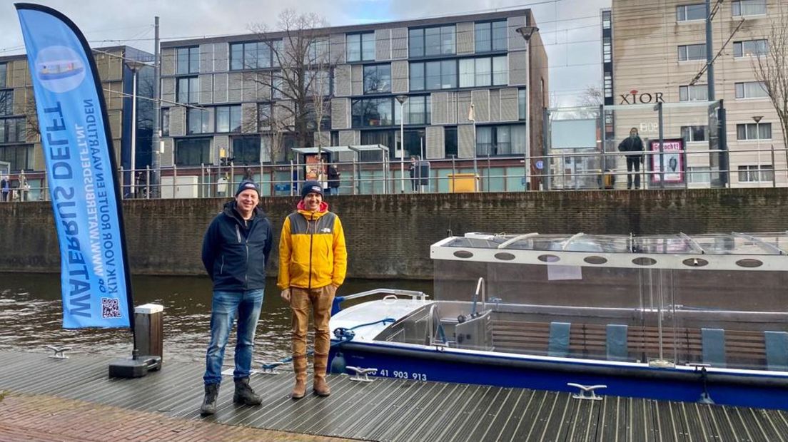 Kees Schonebaum (l) en Tomas te Velde (r) van Waterbus Delft