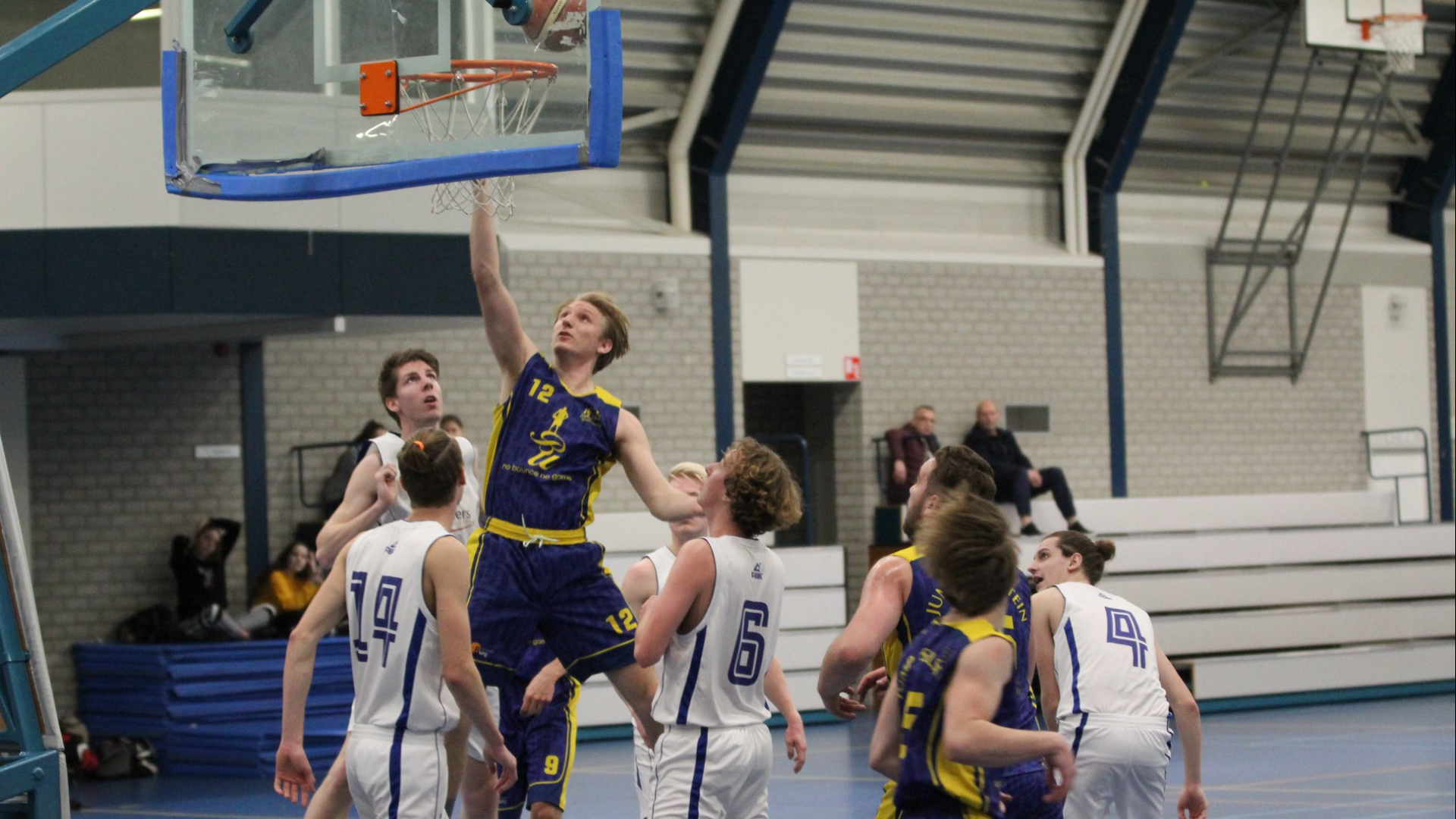 Basketbal in sporthal Het Heem in IJsselstein