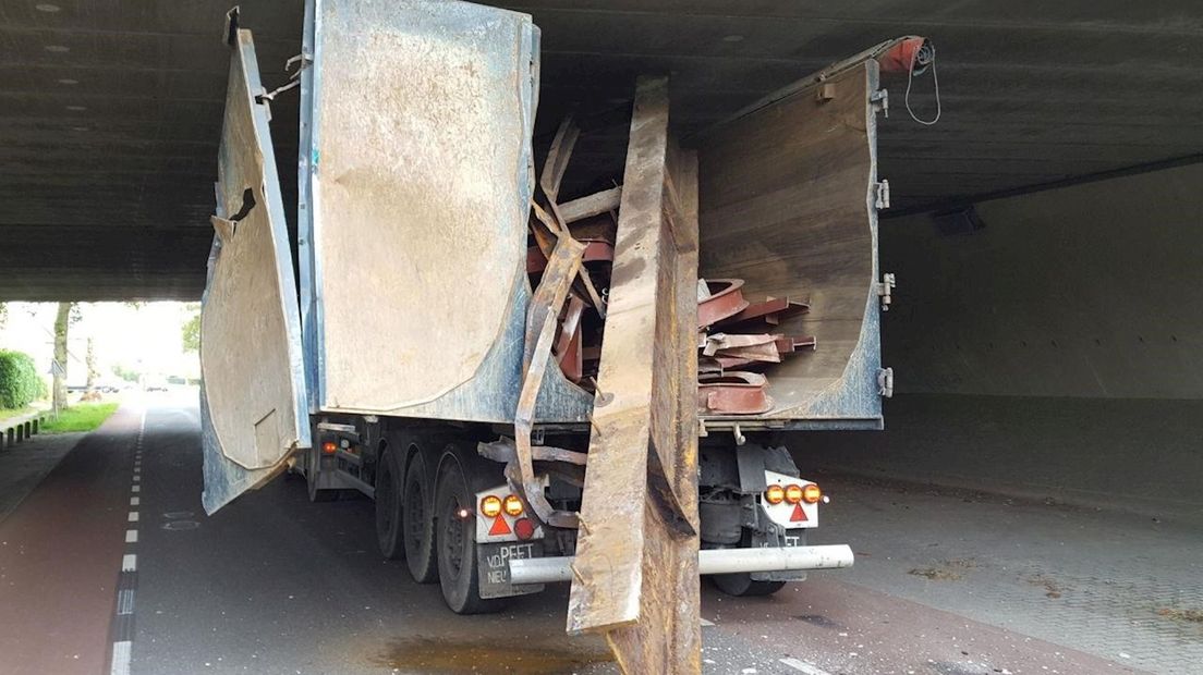 De vrachtwagen met te hoge lading heeft het viaduct geramd in Enter