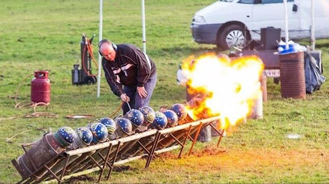 Er worden soms hele carbid-festijnen op touw gezet, waarbij met tientallen melkbussen wordt geknald