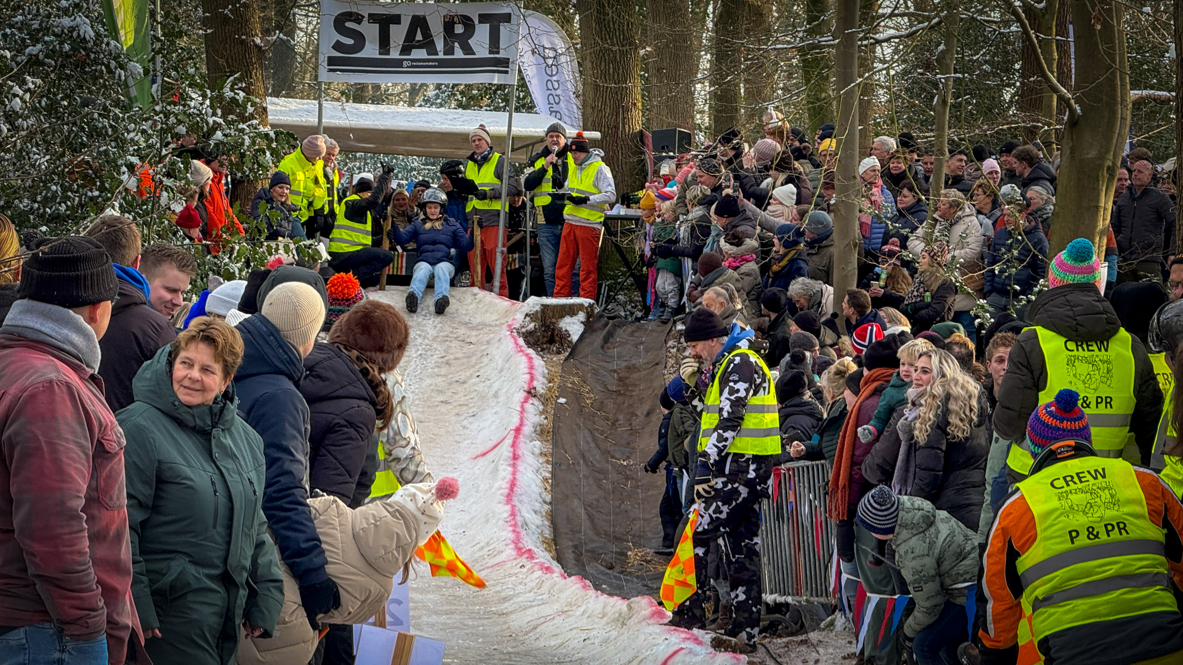 Spectaculaire traditie keert terug in Westerbork: 'Pan onder de kont en volle bak van de baan af'