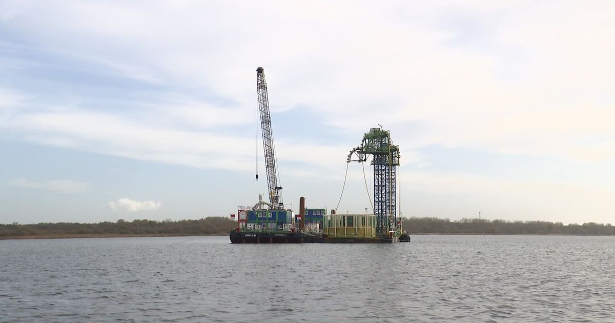 Vanaf dit ponton worden kabels in het Veerse Meer gelegd