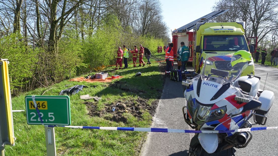 Politie en ambulance op de N46 bij Westerwijtwerd