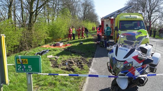 Ernstig ongeluk op N46 bij Westerwijtwerd • Bus botst met auto op Peizerbaan in Stad. Ernstig ongeluk op N46 bij Westerwijtwerd • Bus botst met auto op Peizerbaan in Stad.