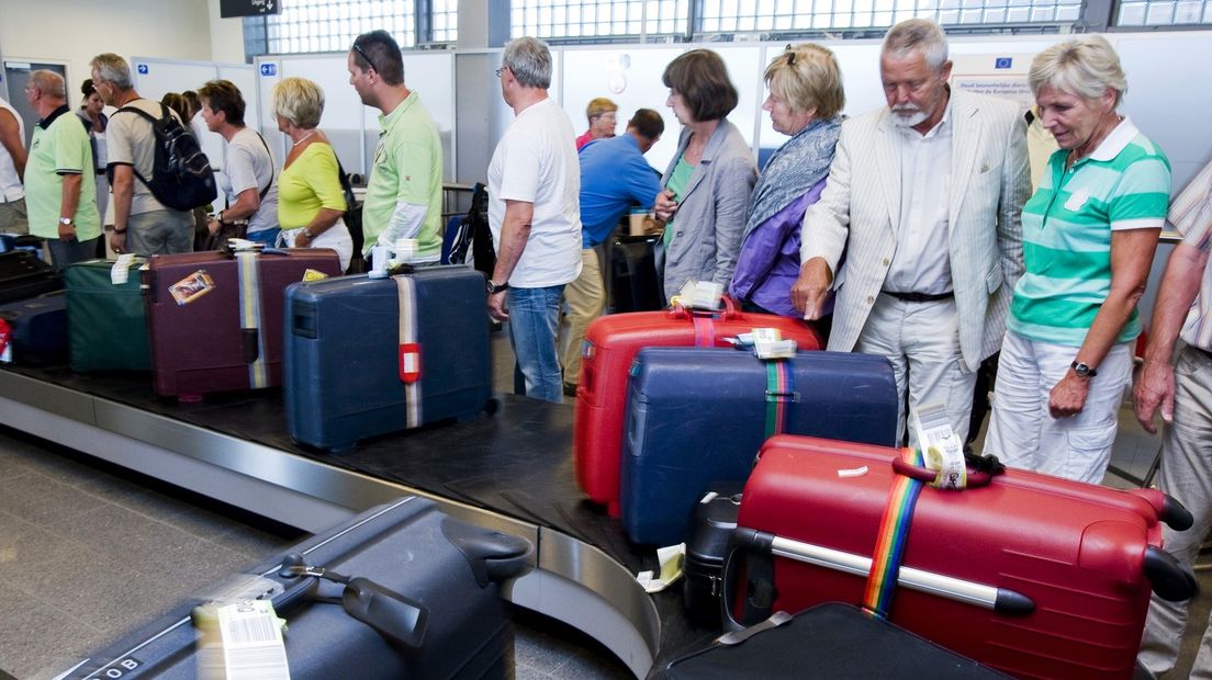 Reiziger op Groninger Airport Eelde