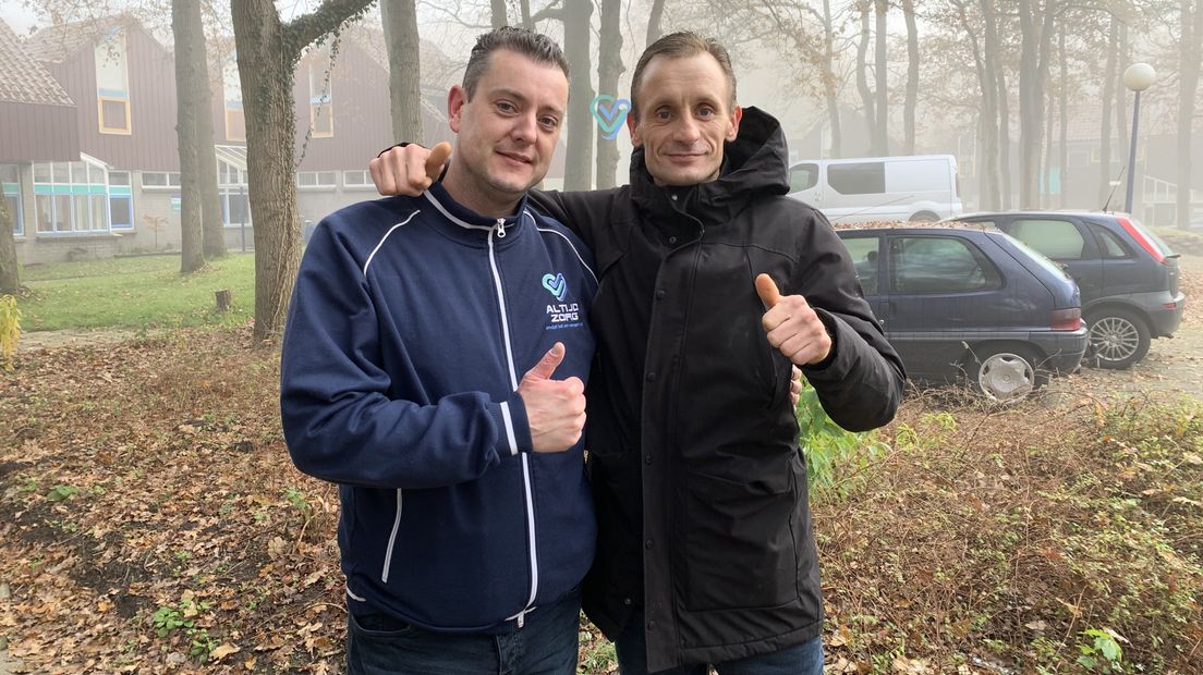 Bewoner Egbert Dijkman (r.) is blij dat directeur Richard Schlichting van Altijd Zorg terug is (Rechten: RTV Drenthe/Marjolein Lauret)