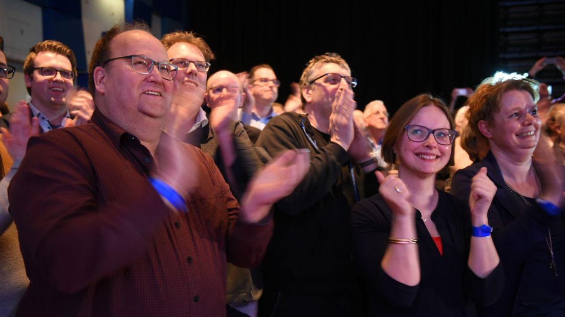 PvdA-lijsttrekker Laura Broekhuizen uit Oldambt met de duimen omhoog.