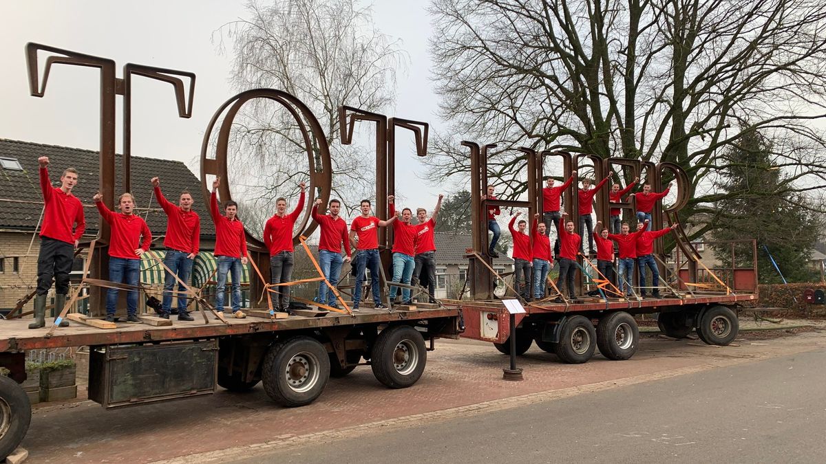 Oudejaarsploeg Vesuvius uit Elsloo heeft 2.800 kilo aan kunstletters 'geleend'