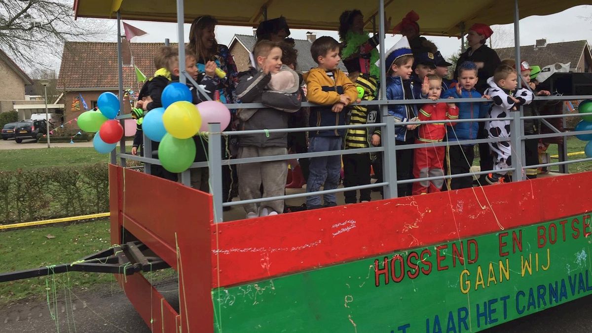 Carnavalsoptocht Saasveld: er lopen meer mensen mee dan dat er langs de kant staan