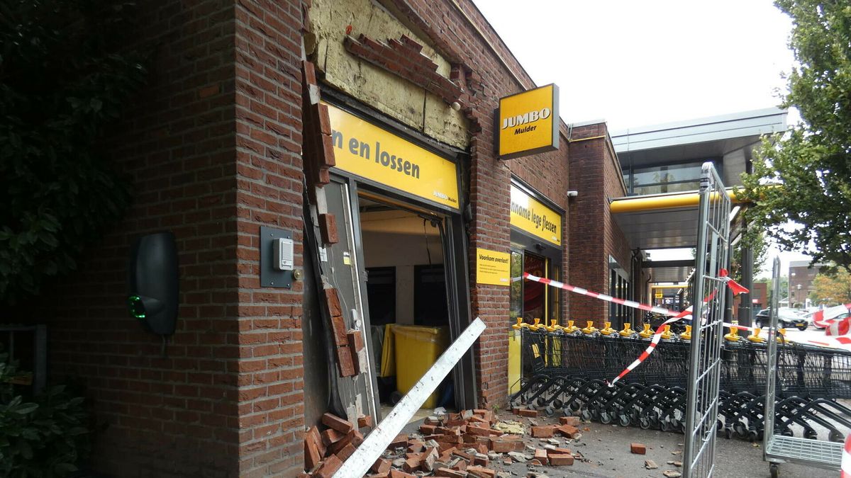 Vrachtwagen ramt gevel van de Jumbo in Beilen