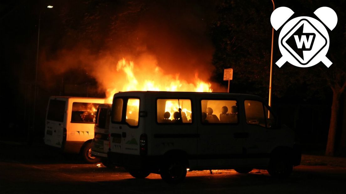 Twee busjes brandden uit op het Noordwijkse Rederijkersplein.