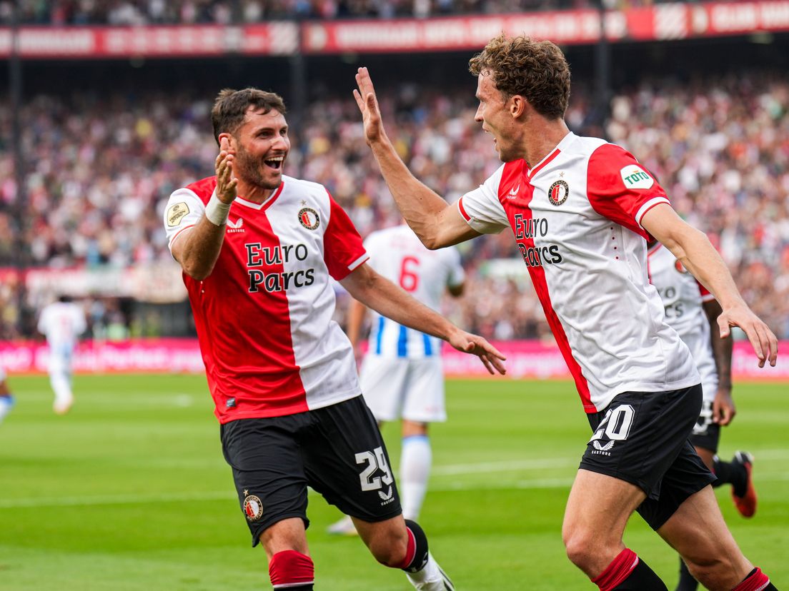 Mats Wieffer viert zijn goal met Santiago Giménez