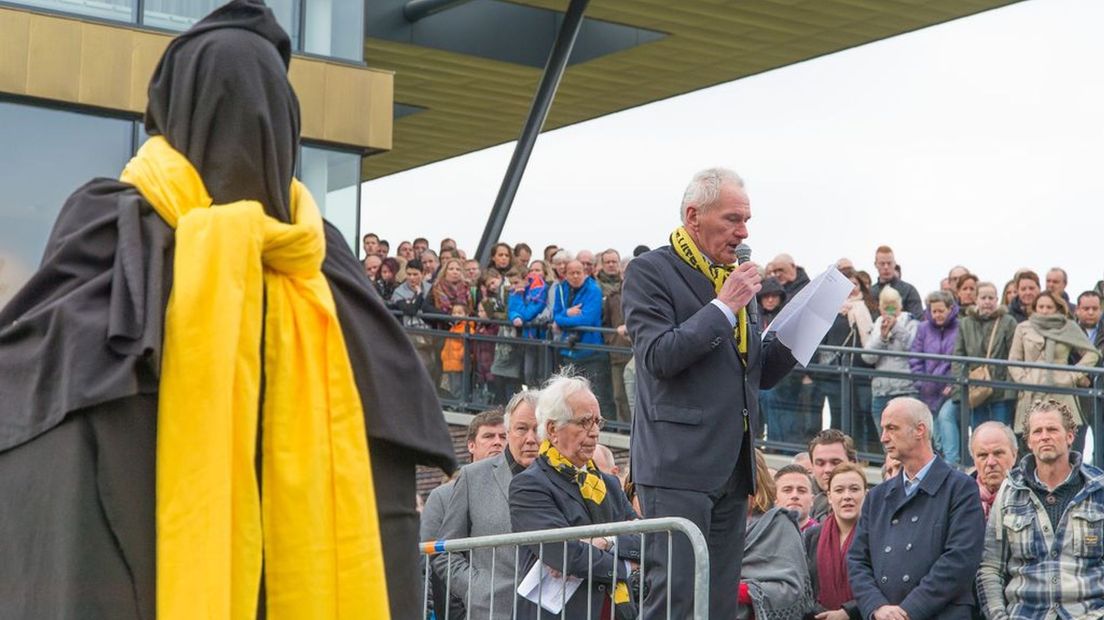 Snellenburg spreekt supporters toe bij de onthulling van een borstbeeld van Theo Bos
