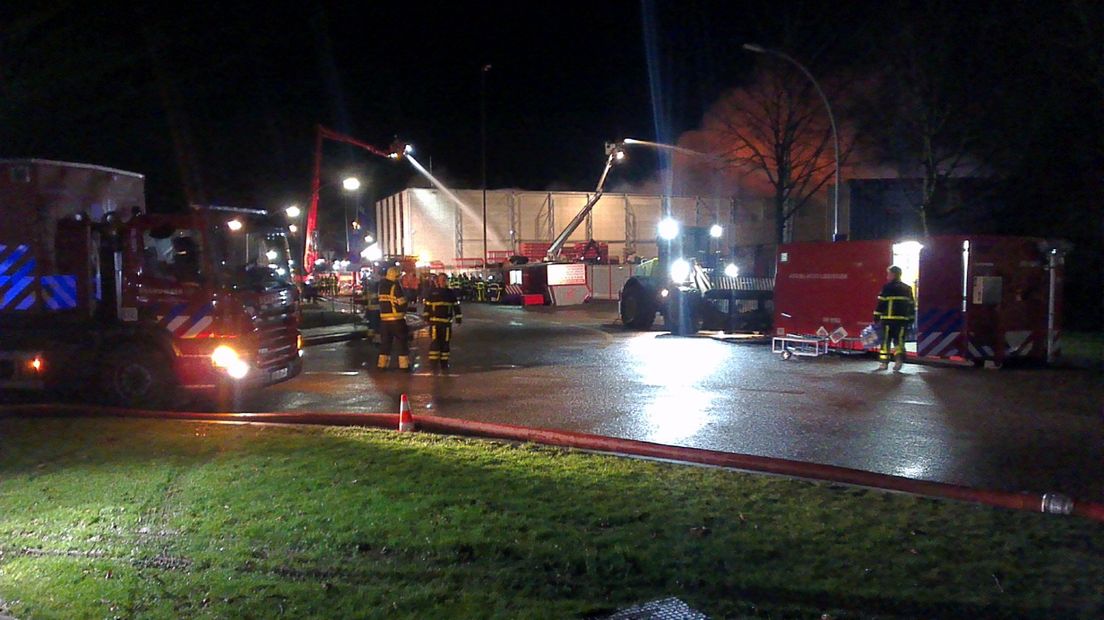 De brandweer in Zaltbommel verwacht ook nog komende nacht bezig te zijn met het blussen van de grote brand in een afvalloods aan de Unieweg.Sinds zondagmiddag vecht de brandweer met man en macht tegen een smeulende berg afval van 11 meter hoog.