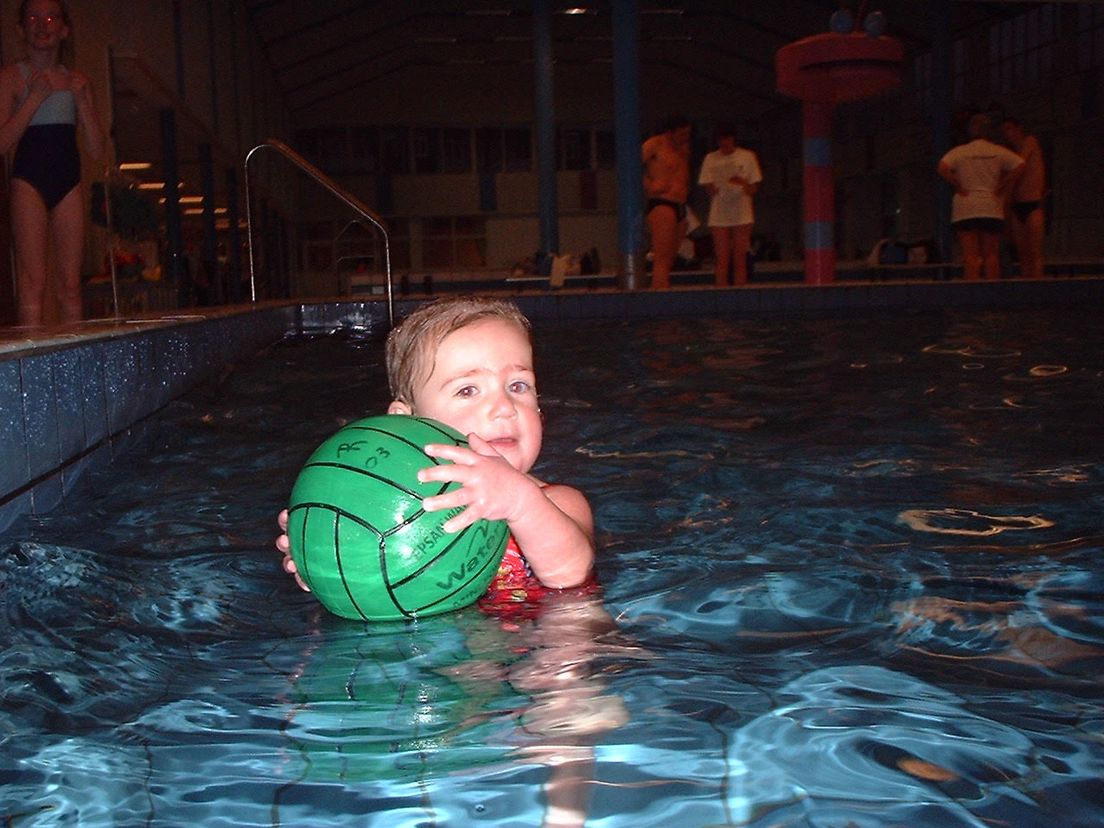 Anne de Kleer als peuter in het water