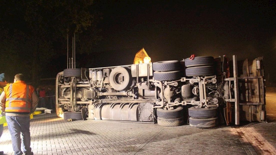 Vrachtwagen met schroot kantelt in Staphorst