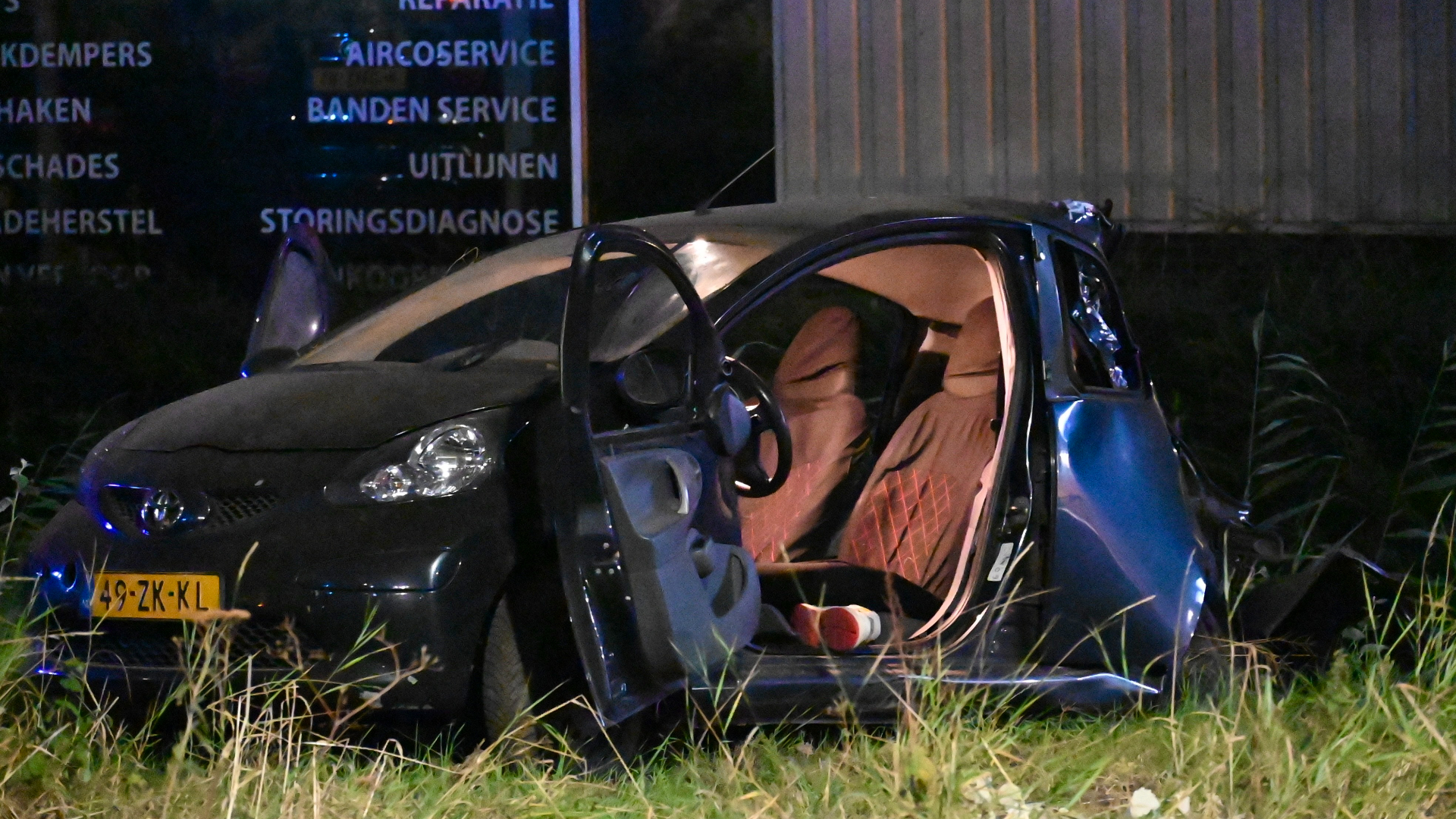 Gewonde bij auto-ongeluk in Utrecht, tweede inzittende mogelijk gevlucht.