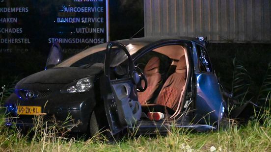 Gewonde bij auto-ongeluk in Utrecht, tweede inzittende mogelijk gevlucht. Gewonde bij auto-ongeluk in Utrecht, tweede inzittende mogelijk gevlucht.