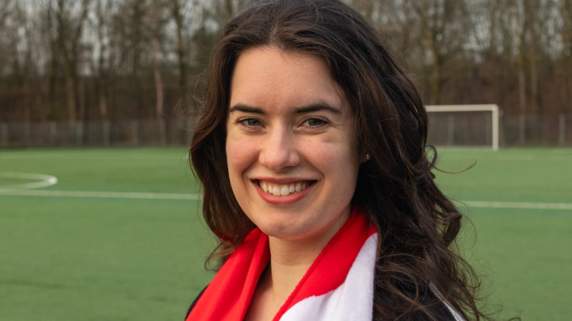 Jong én vrouw: Jet (26) is niet de standaard voorzitter van een voetbalclub