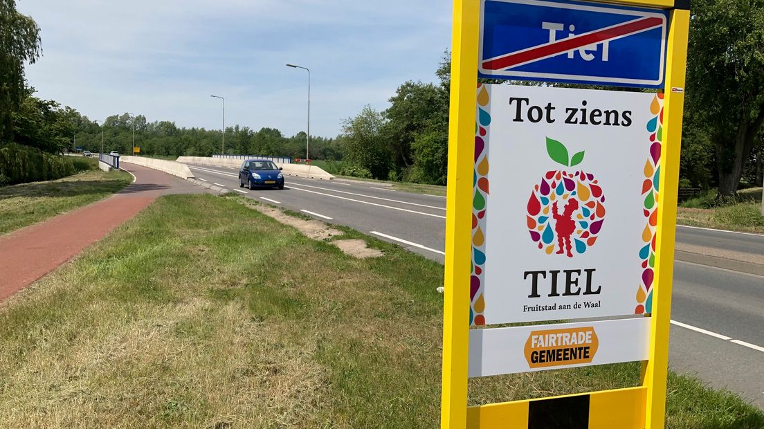 Aanwonenden van de provinciale weg N834 in Tiel willen dat er geluidsreducerend asfalt wordt toegepast bij de aanstaande vernieuwing van de weg. De provincie is dat vooralsnog echter niet van plan. En het werk moet over anderhalve week al beginnen.