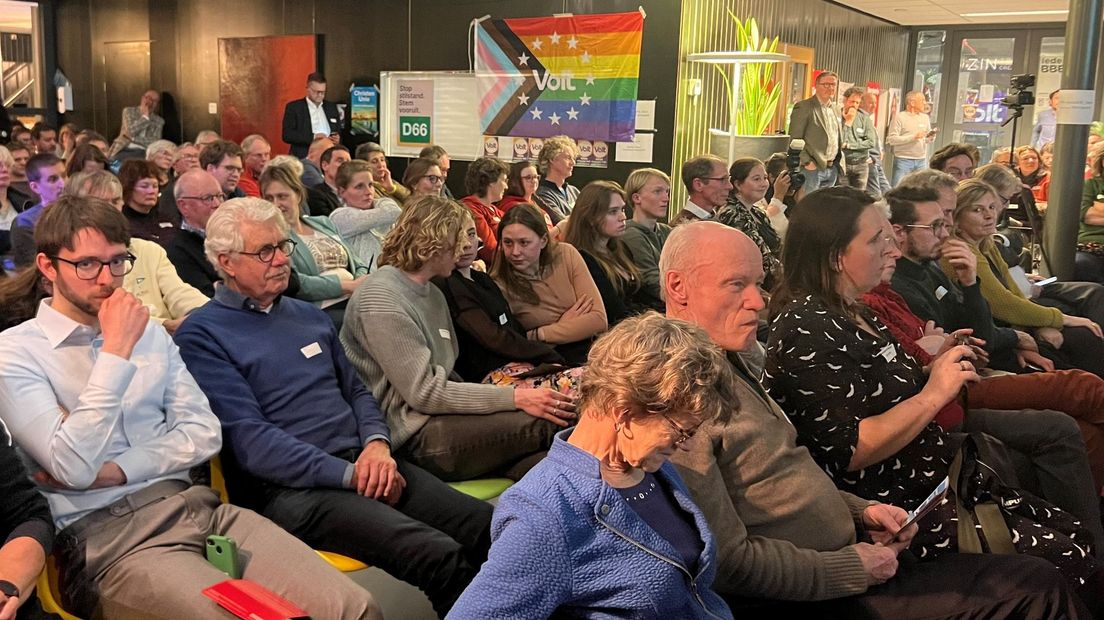 Een volle zaal kwam luisteren naar de zes debatten