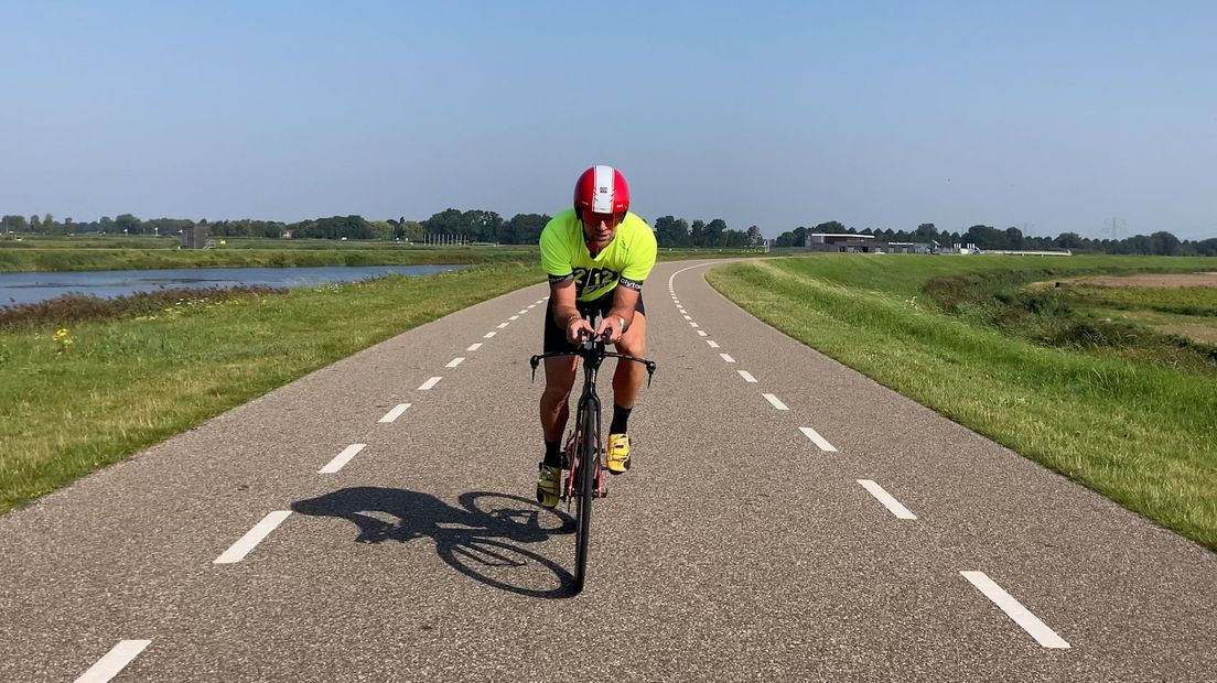 Op de fiets door de weilanden om te oefenen voor de triatlon.